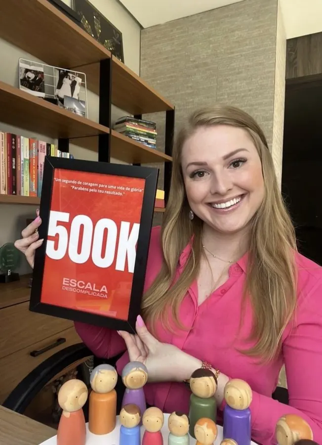 Larissa segurando placa de 500K